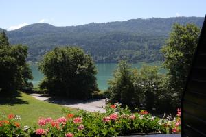 een uitzicht op een meer vanuit een huis bij Gästehaus Marlies Keutschach am See in Keutschach am See