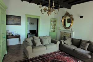 Sala de estar con 2 sofás y espejo en Apartment Casa Gianfrati en Corfino