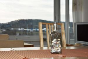 Una botella con piedras sentada en una mesa. en Freiwasser Appartment, en Glücksburg