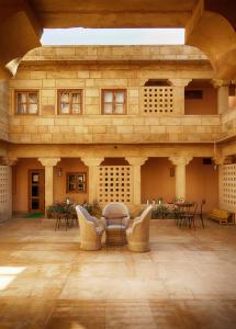 un gran edificio con sillas y una mesa en el centro en 1st Gate Home- Fusion, en Jaisalmer