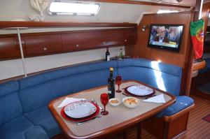 una mesa con dos platos y una botella de vino en Veleiro Oceanico de 12 m, en Lisboa