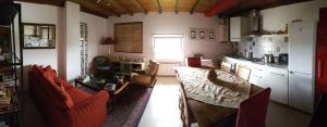 a living room with a table and a kitchen at Cherry House B&B in Polinago