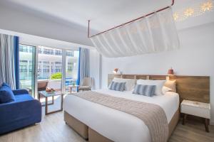 Un ou plusieurs lits dans un hébergement de l'établissement Lordos Beach Hotel & Spa