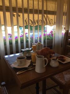 een tafel met koffiekopjes en een kalkoen erop bij Hotel Alienor in Brantôme
