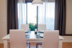 comedor con mesa blanca y sillas blancas en Los Rodeos Luxury Vivienda Vacacional, en La Laguna