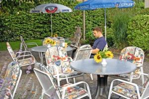 Wehrmann-Blume في فونستورف: رجل يجلس على طاولة تحت مظلة