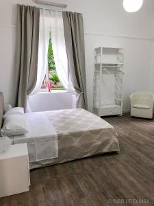 una camera da letto con un letto e una finestra di Le Dimax a Sant'Agnello