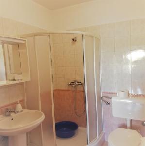 Koupelna v ubytování Apartments Vrtlici + 37 fotografií