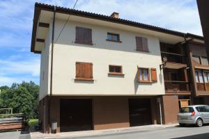 a building with wooden windows and a car parked in front at Apartamento Datue in Elizondo