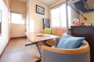 uma sala de estar com uma mesa e um sofá em Yoyogi House em Tóquio