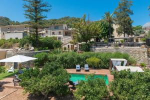 eine Villa mit einem Pool und einem Garten in der Unterkunft Hotel Turixant in Mancor del Valle