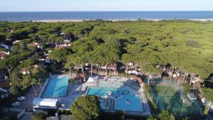 Bazén v ubytovaní Victoria Mobilehome in Camping Mare e Pineta alebo v jeho blízkosti