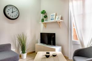 Televízia a/alebo spoločenská miestnosť v ubytovaní Renovated & Classic 3-Bedroom Sagrada Familia Apt.