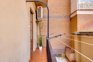 Balkón alebo terasa v ubytovaní Renovated & Classic 3-Bedroom Sagrada Familia Apt.