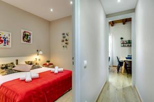 Posteľ alebo postele v izbe v ubytovaní Renovated & Classic 3-Bedroom Sagrada Familia Apt.