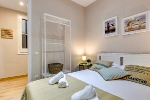 バルセロナにあるRenovated & Classic 3-Bedroom Sagrada Familia Apt.のベッドルーム1室(ベッド2台、窓付)