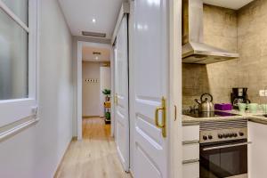 Kuchyňa alebo kuchynka v ubytovaní Renovated & Classic 3-Bedroom Sagrada Familia Apt.