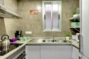 Kuchyňa alebo kuchynka v ubytovaní Renovated & Classic 3-Bedroom Sagrada Familia Apt. + 17 fotografií
