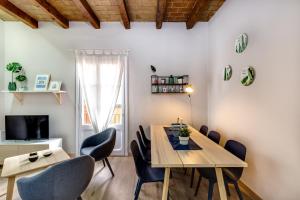 Televízia a/alebo spoločenská miestnosť v ubytovaní Renovated & Classic 3-Bedroom Sagrada Familia Apt.