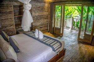 een slaapkamer met een bed met schoenen erop bij Green Garden Lembongan Yoga Spa and Holistic Healing Center in Nusa Lembongan +40 foto's