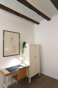 ランポーヤにあるBonito Loft en L'Ampollaの白い部屋(デスク、キャビネット付)