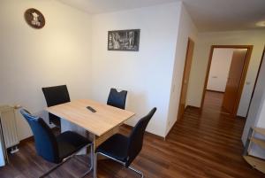 a dining room with a wooden table and chairs at AB Apartment Objekt 72 in Vaihingen