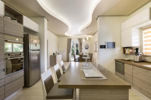 Η κουζίνα ή μικρή κουζίνα στο Villa Ariel by BarbarHouse