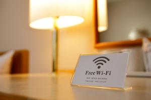 - un panneau sur une table avec un panneau Wi-Fi dans l'établissement Hotel Resol Machida, à Machida