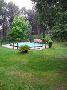 una piscina en medio de un patio en Détente champêtre en Lambesc