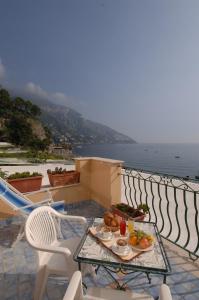 bandeja de fruta en una mesa del balcón en Hotel Pupetto, en Positano