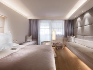 Rúm í herbergi á Schwarzer Adler Kitzbühel - Adults Only