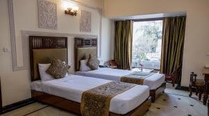 Ліжко або ліжка в номері Nahargarh Haveli