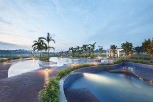Bazén v ubytování Hotel Santika Premiere Bandara Palembang nebo v jeho okolí