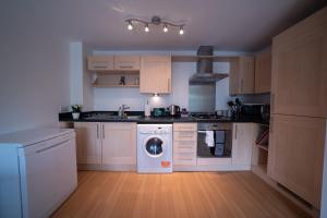 Gallery image of Gated Parking I Kitchen I WIFI I Netflix I Spacious I PRIDE APARTMENTS in Derby