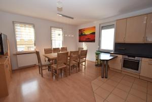 eine Küche und ein Esszimmer mit einem Tisch und Stühlen in der Unterkunft Apartment Stuttgart Südheim in Stuttgart