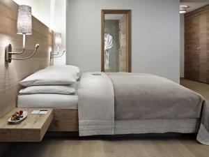 Rúm í herbergi á Schwarzer Adler Kitzbühel - Adults Only