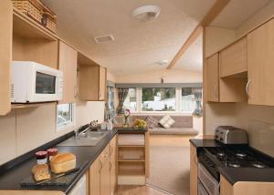 A kitchen or kitchenette at Whitecliff Bay 