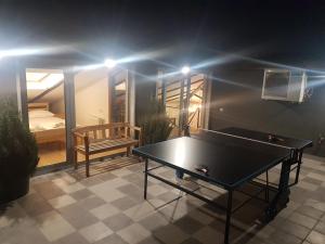 Table tennis facilities sa Nini's Lofts at the Melikishvili Street o sa malapit