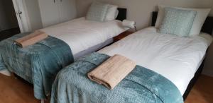 two twin beds in a small room with acknowled at Galway City Centre Apartment, Augustine Street in Galway