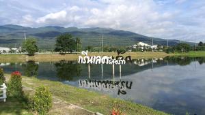 un panneau au milieu d'une masse d'eau dans l'établissement Green Lake Resort - SHA Extra Plus Certified, à Chiang Mai