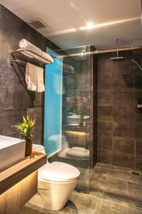 une salle de bains avec toilettes, lavabo et douche dans l'établissement Sen Boutique Villa Apartment, à Đà Nẵng