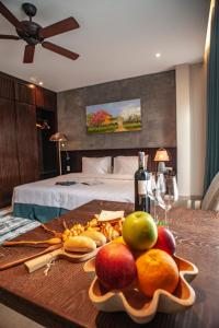 - un plateau de fruits sur une table dans une chambre d'hôtel dans l'établissement Sen Boutique Villa Apartment, à Đà Nẵng