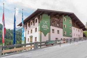un bâtiment avec un panneau sur son côté dans l'établissement Kertess, à Sankt Anton am Arlberg