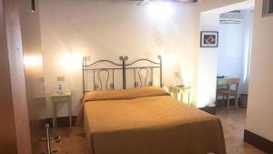 un piccolo letto in una stanza con due tavoli di Al Soffiador a Murano