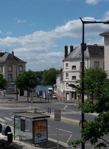 ソミュールにあるAppartement sur l’ile de Saumurの路脇バス停のある街道