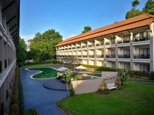 清迈Green Lake Resort - SHA Extra Plus Certified的建筑物的外部景观
