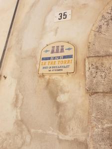 ein Schild an der Seite eines Gebäudes in der Unterkunft le tre torri in Maranola