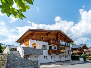 uma casa com telhado de madeira em Apartment near the Hahnenkamm cable car em Kitzbühel