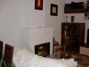 ロンダにあるVilla Robleのリビングルーム(白いソファ、暖炉付)
