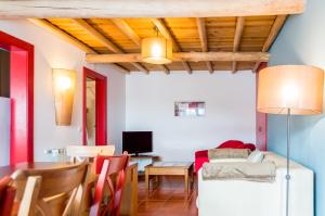 Uma TV ou centro de entretenimento em Casa Da Padeira - Turismo Rural